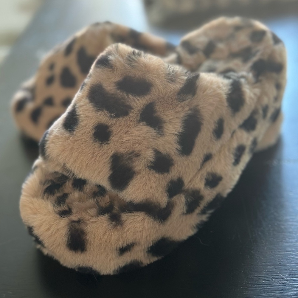 Leopard Print Faux Fur Slippers - Picture 9 of 10